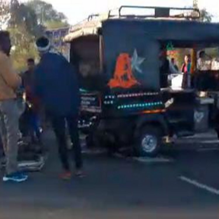 बाइक और ऑटो की टक्कर में एक छात्र की माैत:रतलाम के बाजना में स्कूली बच्चे लेकर जा रहा था ऑटो; 6 छात्र घायल