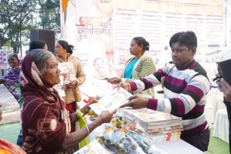 जनसंपर्क विभाग के प्रदर्शनी में शासकीय की योजनाओं, कार्यक्रमों और उपलब्धियों को किया गया है प्रदर्शित, वितरित किए जा रहे पुस्तक, ब्रोसर, बुकलेट के माध्यम से योजनाओं और कार्यक्रमों की जानकारी लेकर ले सकते हैं इसका लाभ