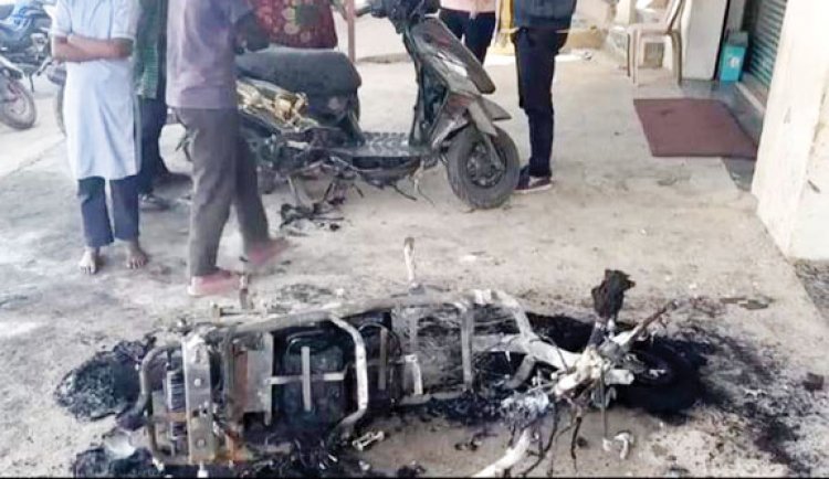 स्कूटी में आग लगा युवती फरार, सीसीटीवी में कैद