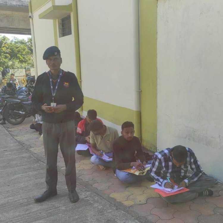 नेपा थाना परिसर में लगा रोजगार शिविर:युवाओं ने सुरक्षा जवान, सुपरवाइजर, भर्ती अधिकारी के लिए दिया टेस्ट, एक घंटे की लिखित परीक्षा भी हुई