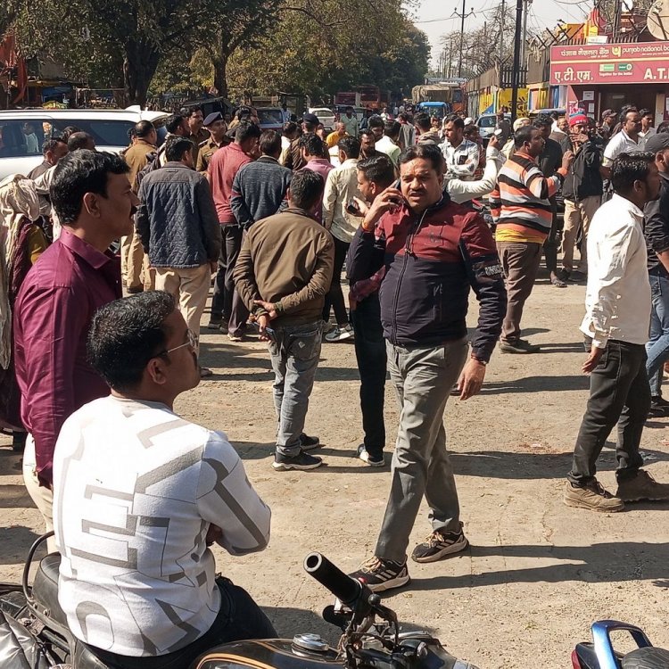 इंदौर में किसानों ने किया हंगामा:लहसुन के भाव कम होने से आक्रोश; चाइना लहसुन बंद करने की मांग