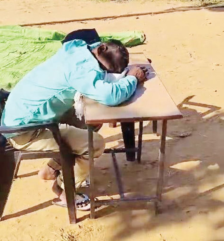 स्कूल समय पर सोते शिक्षक का वीडियो फैला