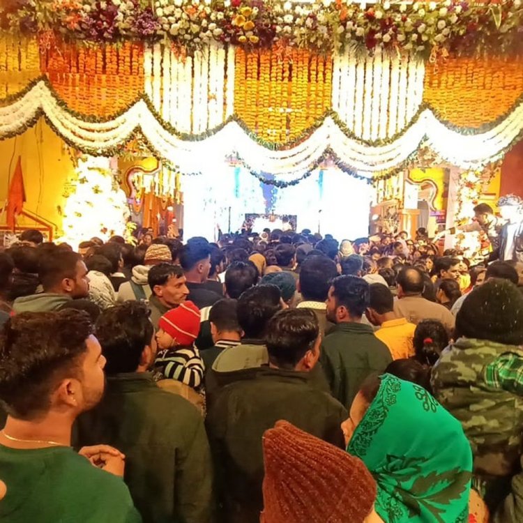 देवास में हनुमान अष्टमी पर आयाेजन:खेड़ापति हनुमान मंदिर परिसर में हुई भजन संध्या; देर रात तक भजनों पर झूमे श्रद्धालु