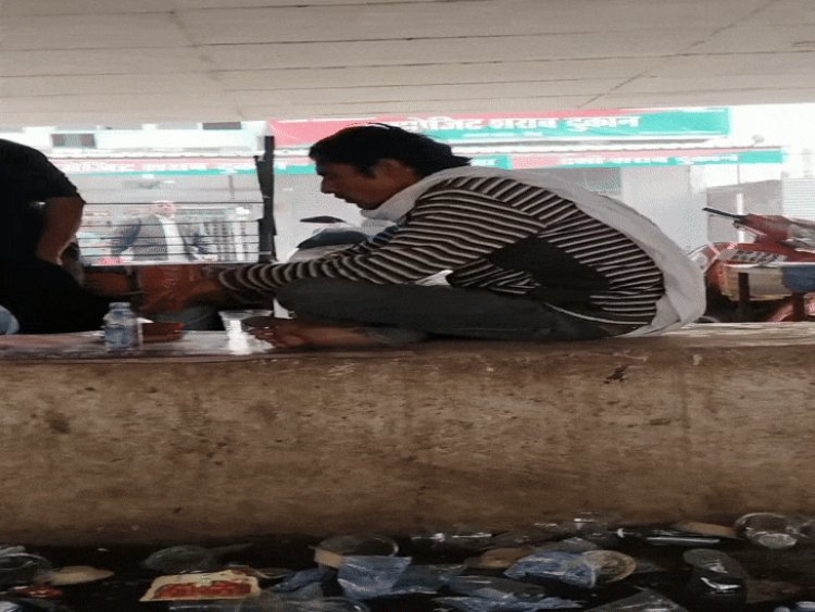 रीवा में बीच शहर खुलेआम शराबखोरी, VIDEO:शराबियों ने चारों तरफ फैलाई गंदगी; निगम कमिश्नर बोले- 5 हजार का जुर्माना करेंगे