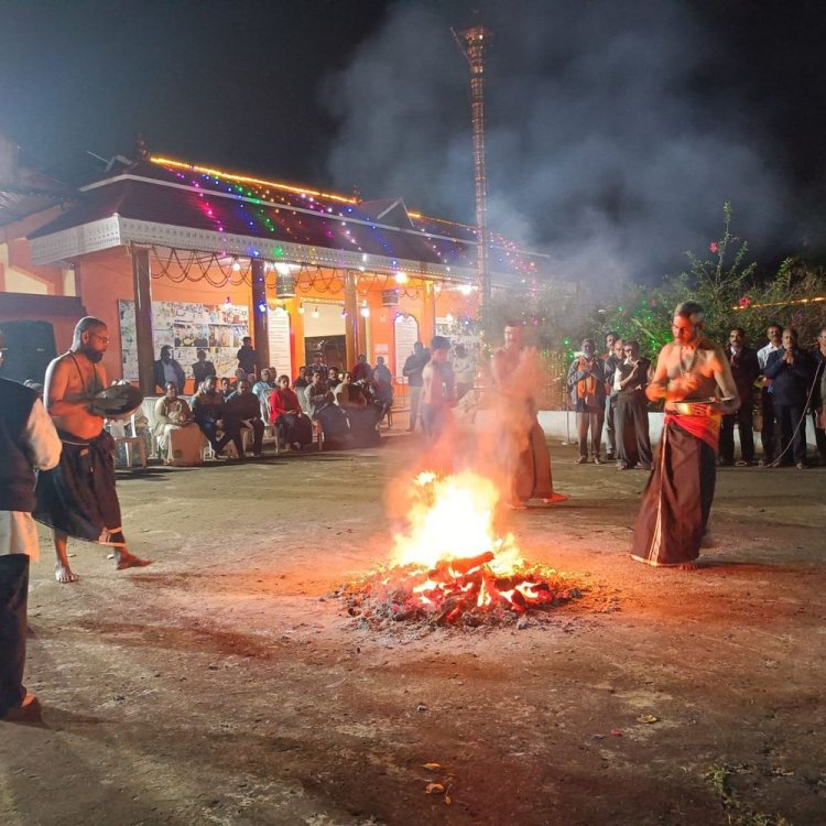 मकर विलक्कू,भक्तों ने अग्नि की परिक्रमा की:अय्यप्पा मंदिर बरखेड़ा में हुई अभिषेक व पूजा, दीप आराधना और भजन संध्या