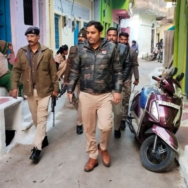 टीकमगढ़ के पुराने टिहरी मोहल्ले में पुलिस ने ली तलाशी:अवैध शराब बेचने, जुआ-सट्‌टा खिलाने वालों की जानकारी ली