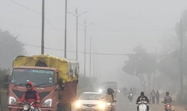 आगर मालवा में फिर कोहरे की दस्तक:घने कोहरे से वाहनों की रफ्तार घटी, बादलों के बीच मावठे की बारिश के आसार