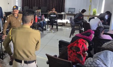 उज्जैन में चार फर्जी एडवाइजरी पर छापा:130 लोग हिरासत में; कॉल सेंटर से ठगी की वारदात, करोड़ों रुपए के ट्रांजैक्शन की संभावना
