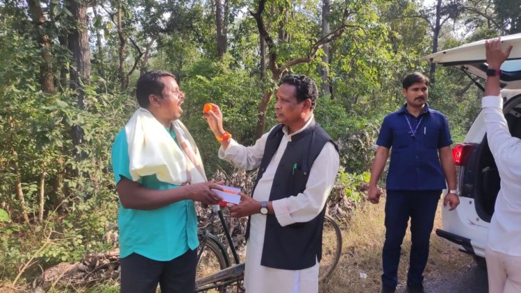 नए साल में बिंद्रानवागढ़ विधायक ने राह चलते लोगों को खिलाई मिठाई