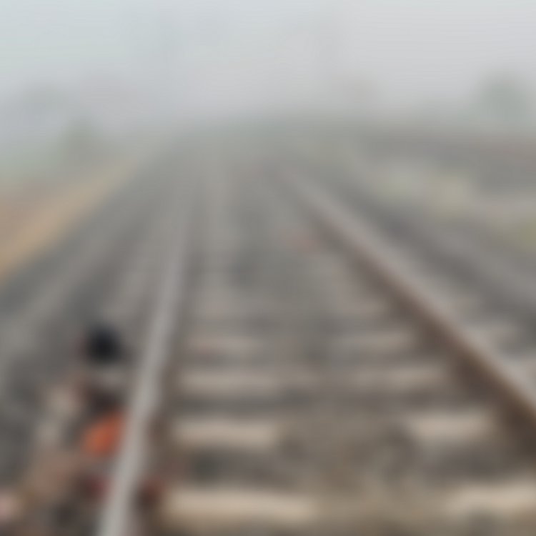 गुना में ट्रेन से कटकर युवक की मौत:20 फीट तक बिखरे शव के टुकड़े, खेत में पानी देते समय रेलवे ट्रैक तक पहुंचा