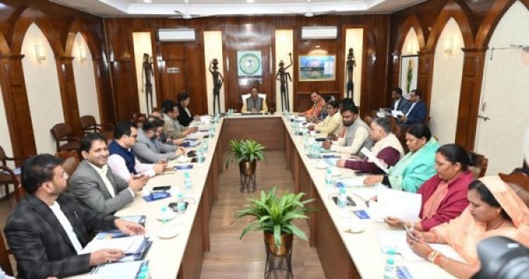 मुख्यमंत्री श्री विष्णु देव साय ने सरगुजा सांसद और सरगुजा संभाग के सभी विधायकों के साथ की बड़ी बैठक, सरगुजा क्षेत्र में विकास को गति देने जनप्रतिनिधियों से लिए अहम सुझाव, मुख्यमंत्री ने कहा - विकसित छत्तीसगढ़ का लक्ष्य पाने सरगुजा अंचल की होगी अग्रणी भूमिका, पर्यटन के मानचित्र पर सरगुजा को मिलेगी विशेष जगह, सड़कों के जाल से परिवहन सुविधाएं बेहतर बनाने पर तेजी से होगा काम