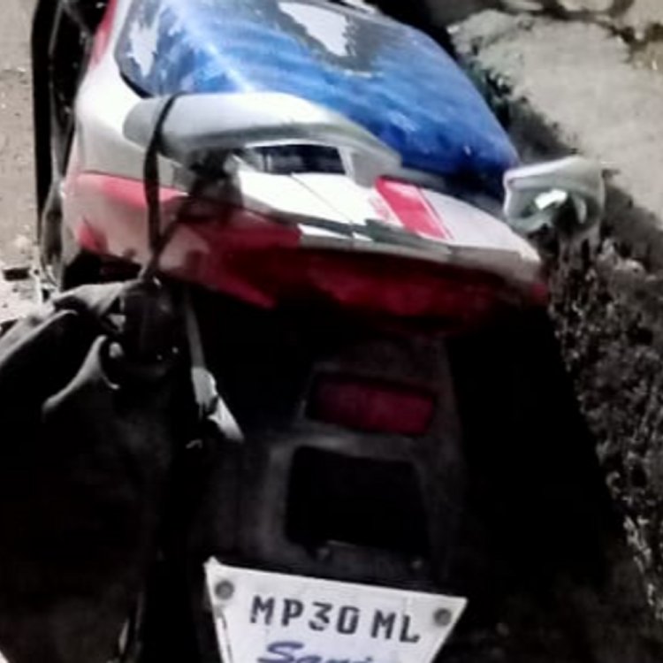 गोहद में तेज रफ्तार बाइक डिवाइडर से टकराई:एक की मौत, दो की हालत नाजुक, ग्वालियर रेफर