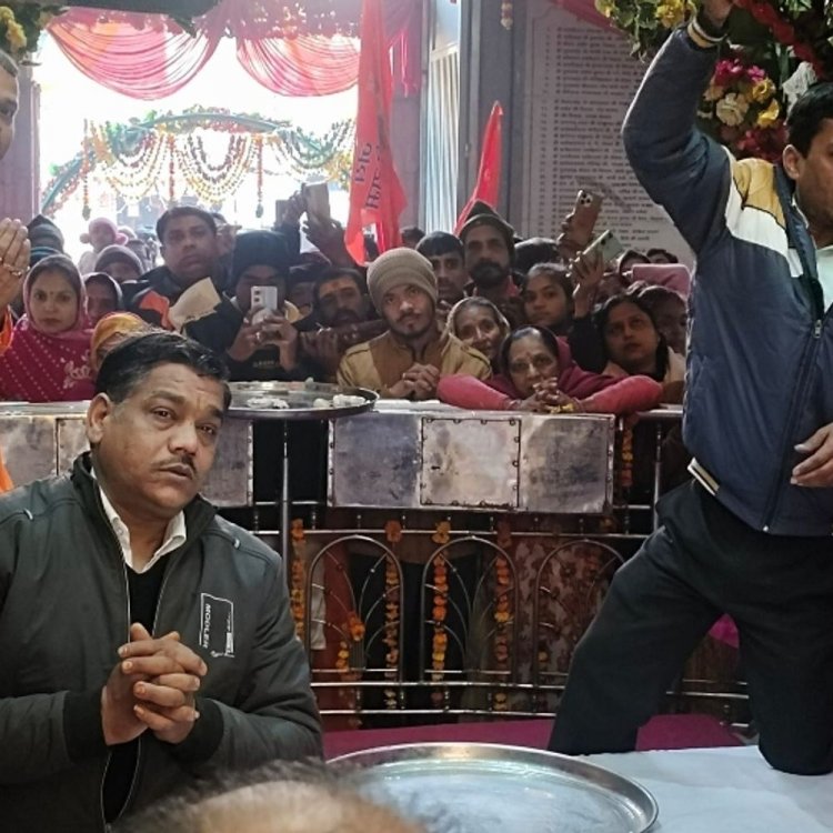 घर-घर मनाया जा रहा मकर संक्रांति पर्व:सुबह से मंदिरों में श्रद्धालुओं की भीड़, गरीबों में बांट रहे गजक-कंबल