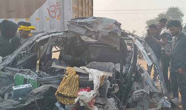 हाईवे पर खड़े ट्रक से टकराई कार, एक परिवार के छह लोगों की मौत