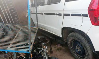 सीआरपीएफ जवानों की गाड़ी बाइक से टकरा घुसी दुकान में, बच्ची घायल