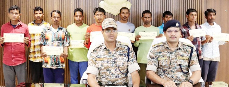 6 लाख के 5 ईनामी सहित 10 नक्सलियों का समर्पण