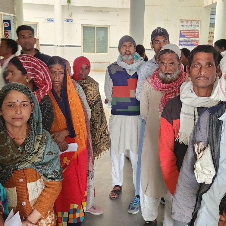 जिला अस्पताल में डेढ़ घंटे खड़े रहे मरीज:समय पर नहीं पहुंचे ड्यूटी डॉक्टर; कलेक्टर ने दिए जांच के आदेश