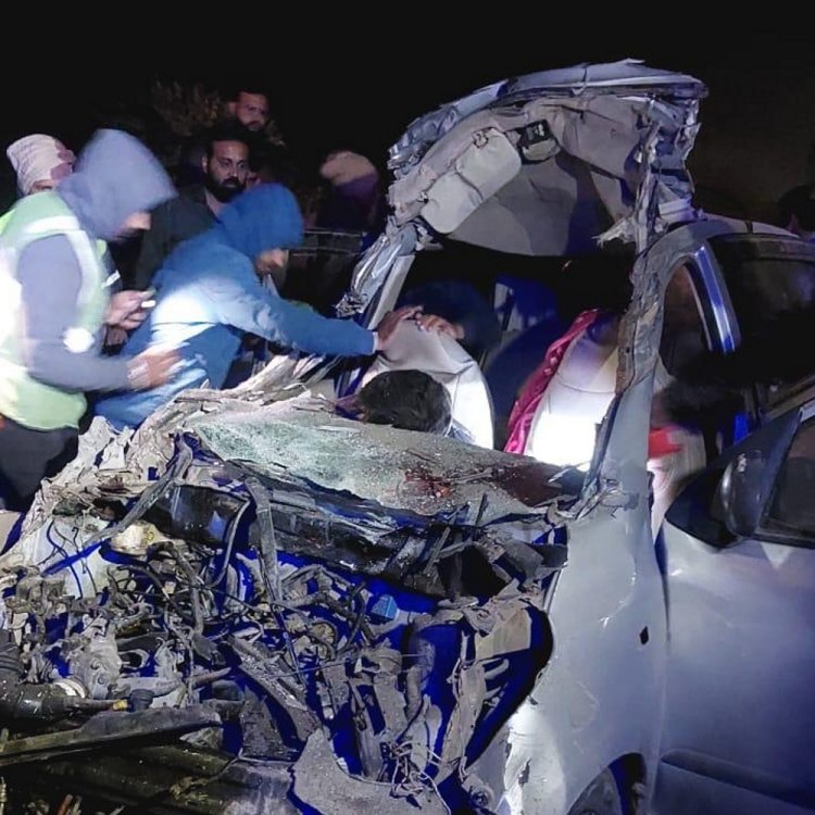 ट्रक में घुसी कार, लेडी कॉन्स्टेबल और पति की मौत:बदनावर से शादी से लौट रहे थे, फोरलेन पर हादसा; बच्चे भी साथ थे