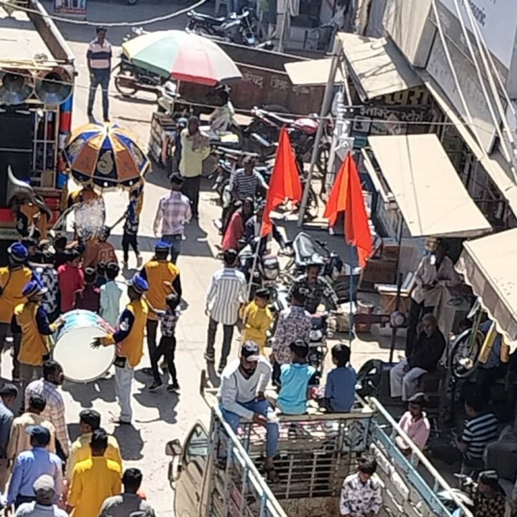 बड़वानी में संत रविदास जयंती पर निकला जुलूस:बैंड-बाजे और भजनों की धुन पर थिरके श्रद्धालु, रास्तेभर फूलों से स्वागत