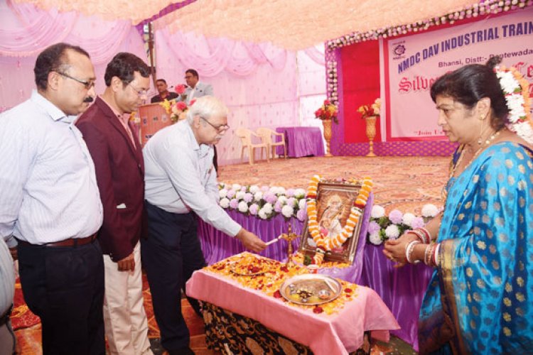 एनएमडीसी डीएवी आईटीआई भान्सी में रजत जयंती समारोह