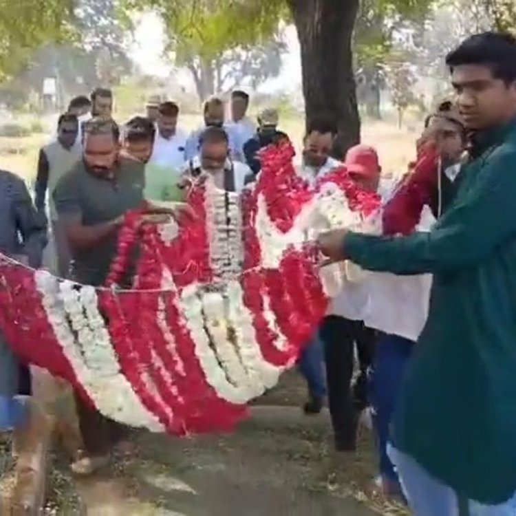 मंडला में महान चित्रकार हैदर रजा को श्रद्धांजलि:103वीं जयंती पर कब्र पर चादर चढ़ाई, चार दिवसीय कला उत्सव शुरू