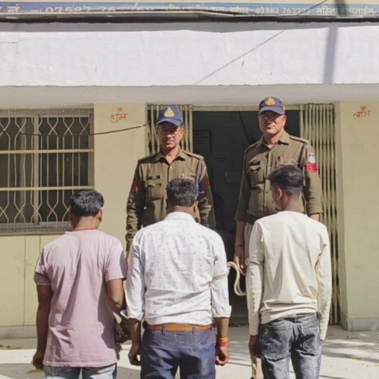 दंपती से मारपीट करने वाले 3 कटरबाज गिरफ्तार:सागर में रंजिश के चलते घर के बाहर पहुंचकर किया हमला; पति-पत्नी हुए थे घायल