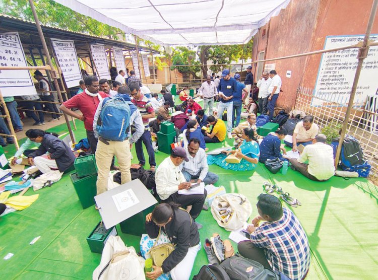 मतदान दल रवाना