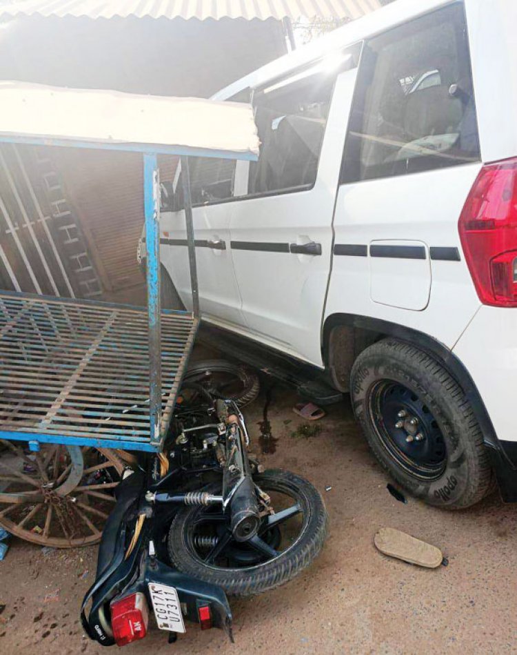 सीआरपीएफ जवानों की गाड़ी बाइक से टकरा घुसी दुकान में, बच्ची घायल