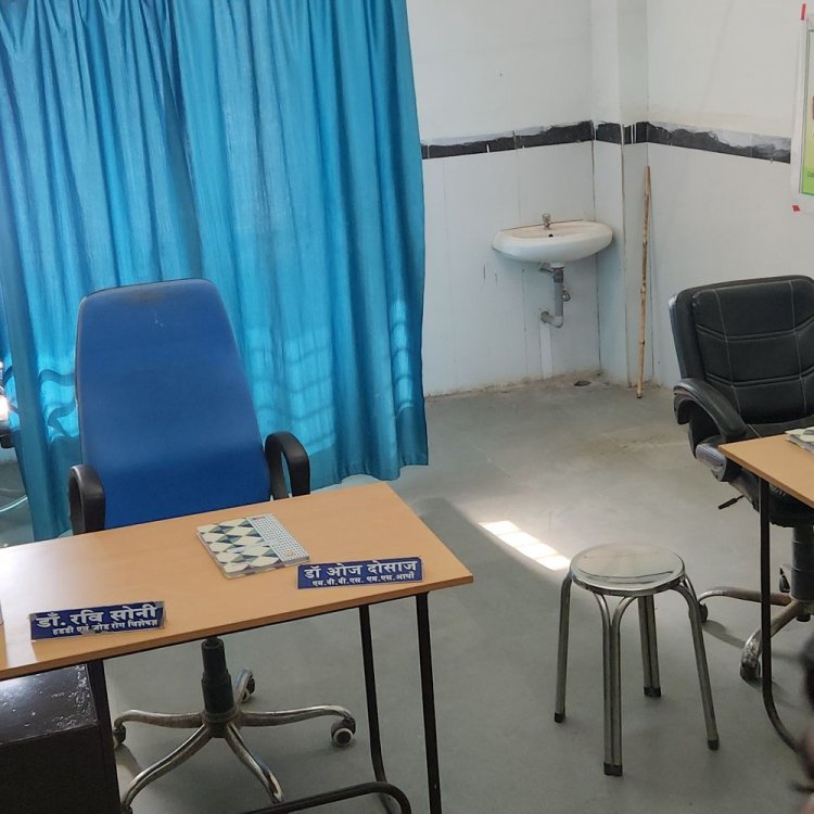 छतरपुर अस्पताल की OPD से डॉक्टर नदारद:2 घंटे तक लाइन में खड़े रहे 100 किमी दूर से आए मरीज; एसडीएम ने कही जांच की बात