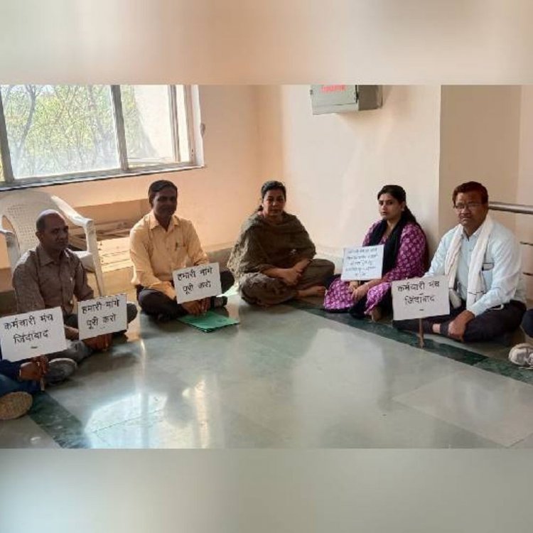 आरजीपीवी के अस्थाई कर्मचारियों का विरोध प्रदर्शन:स्थाई नियुक्ति और वेतनमान की मांग, 13 दिन से धरने पर बैठे कर्मचारी