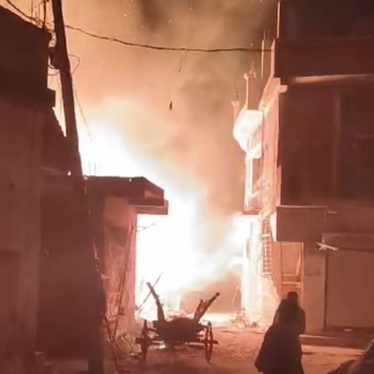 बैतूल में देर रात मकान में लगी आग:घर में बंधे 6 मवेशी झुलसे, बचाने में पड़ोसी का हाथ भी जला