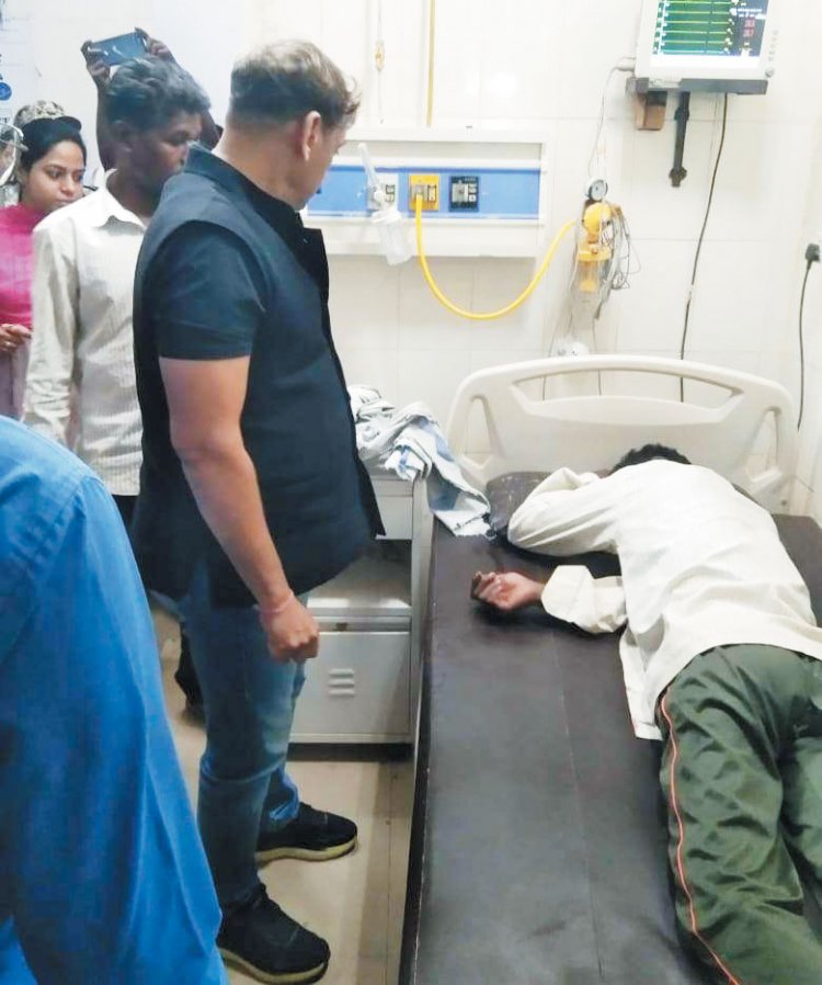 प्रदर्शन के दौरान ग्रामीण की तबियत बिगड़ी, कलेक्टर पहुंचे अस्पताल