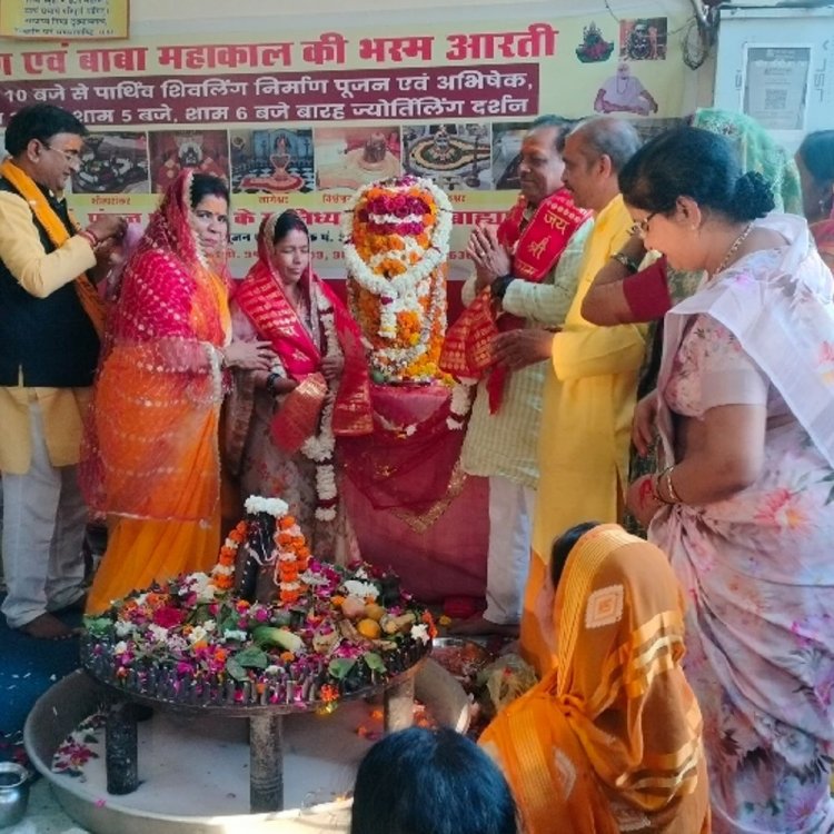 महाशिवरात्रि पर फूलों से बनाया साढ़े तीन फीट ऊंचा शिवलिंग:भोपाल के मां भवानी मंदिर में 7751 रुद्री और पार्थवेश्वर शिवलिंग का अभिषेक