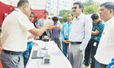 व्यापारिक संगठनों ने होली मिलन में बिखेरे रंग:उपमुख्यमंत्री देवड़ा समेत कई जनप्रतिनिधियों ने व्यापारियों के साथ खेली फूलों की होली