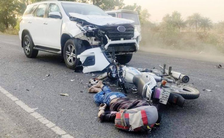सडक़ हादसे में बाल-बाल बचे पूर्व विधायक, बाइक सवार की मौत