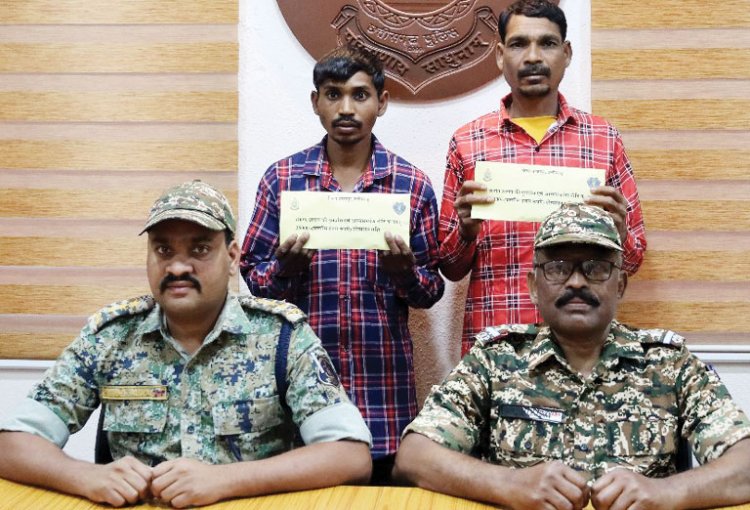 एक-एक लाख के दो ईनामी नक्सलियों का समर्पण