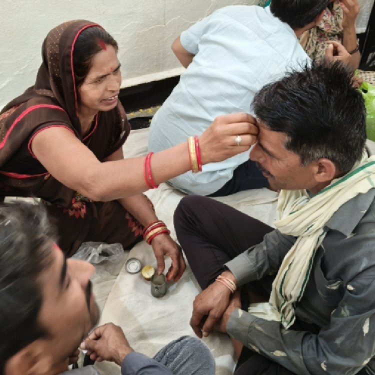 जेल से मिठाई खरीदकर भाइयों को खिलाई:गुना जेल में मनाया भाई दूज पर्व; भाइयों से मिलने पहुंची महिलाएं