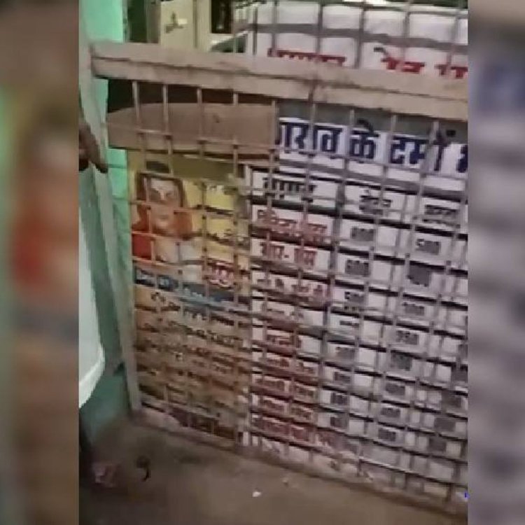 शराब की दुकान में रखा था सावित्रीबाई फुले का बैनर:भिंड में लोगों ने किया हंगामा, दोनों पक्ष थाने पहुंचे; समझौते के बाद राजीनामा हुआ