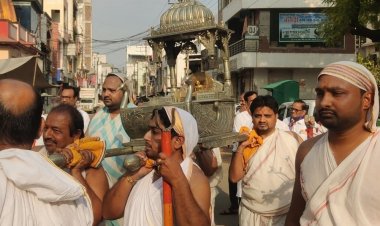 बड़वानी में श्रद्धालुओं ने कंधों पर उठाई भगवान की पालकी:बड़वानी में श्रद्धालुओं ने कंधों पर उठाई भगवान की पालकी, मंदिर में हुए धार्मिक अनुष्ठान