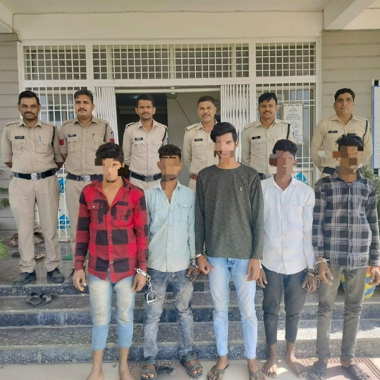 मोटरपंप से तार चोरी करने वाले 5 आरोपी गिरफ्तार:अंजड़ पुलिस ने 1.11 लाख का माल बरामद किया