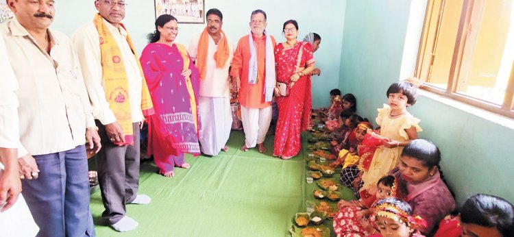 महानवमी पर माता गुड़ी में कन्या भोज व प्रसाद वितरण, विधायक लता उसेंडी भी हुईं शामिल