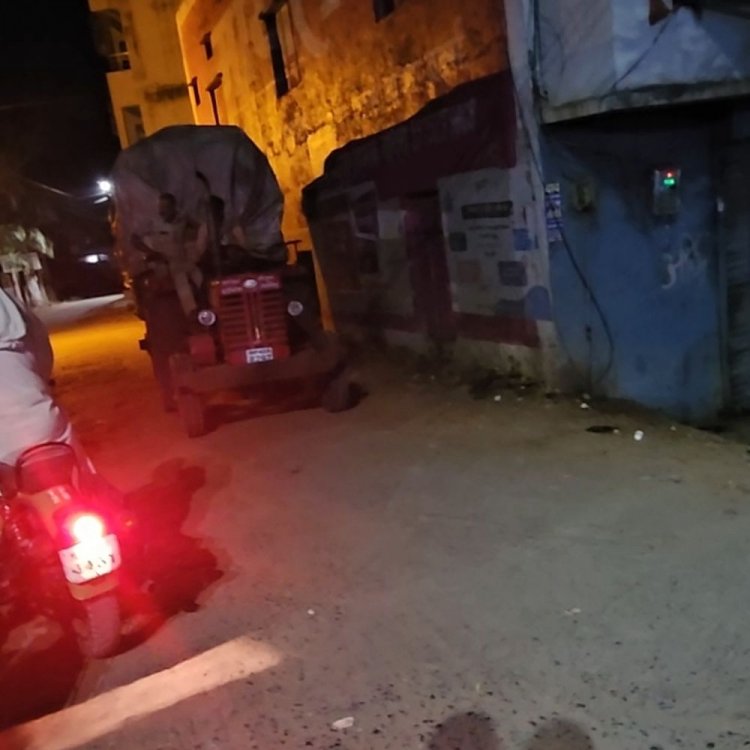 वन विभाग ने पकड़ी अवैध लकड़ी से भरी ट्रैक्टर-ट्राली:35 क्विंटल लकड़ी तिरपाल में छिपाकर ले जा रहे थे, वाहन जब्त