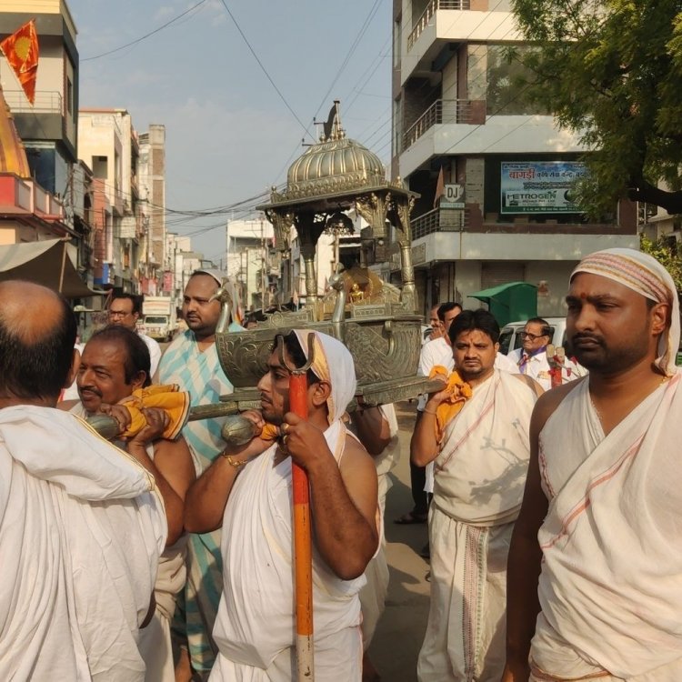 बड़वानी में श्रद्धालुओं ने कंधों पर उठाई भगवान की पालकी:बड़वानी में श्रद्धालुओं ने कंधों पर उठाई भगवान की पालकी, मंदिर में हुए धार्मिक अनुष्ठान
