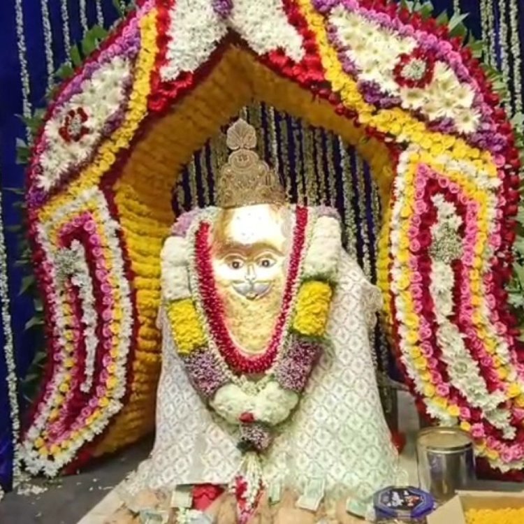 देवास के खेड़ापति मंदिर में फूल बंगला सजा:पुणे-रतलाम से मंगवाए फूल; हनुमान जयंती पर उमड़ी भक्तों की भीड़