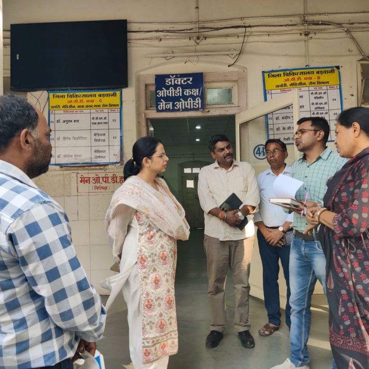 बड़वानी जिला अस्पताल पहुंचे कलेक्टर:जांच में मिली खामियां; सिविल सर्जन को व्यवस्था ठीक करने के निर्देश