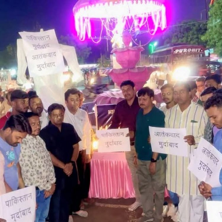 राजगढ़ में आतंकवाद और पाकिस्तान के खिलाफ प्रदर्शन:पहलगाम हमले में मारे गए लोगों को दी श्रद्धांजलि, आतंकियों पर कार्रवाई की मांग