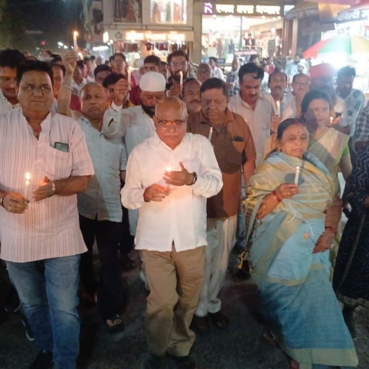 बैतूल में व्यापारी संगठनों और छात्रों ने निकाला कैंडल मार्च:NSUI ने की सुरक्षा में हुई चूक की जांच की मांग; पहलगाम हमले का विरोध