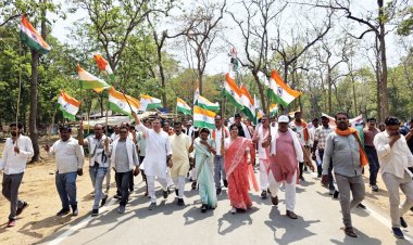 सेना के शौर्य को किया नमन, निकाली तिरंगा यात्रा