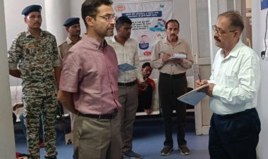अशोकनगर के जिला अस्पताल का कलेक्टर ने किया निरीक्षण:मरीजों से फीडबैक लेकर सिविल सर्जन को व्यवस्थाएं सुधारने के दिए निर्देश