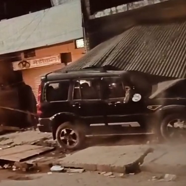 मुरैना में तेज रफ्तार स्कॉर्पियो दुकान में घुसी, दो गंभीर:शराब के नशे में चला रहे थे गाड़ी, गाय की मौत; ग्वालियर रिफर